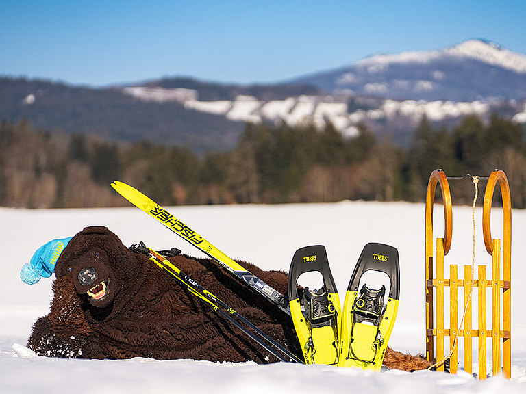 WoidlifeLieblingsplatz090223mf039_baertl_mit_wintersportgeraeten2_web.jpg